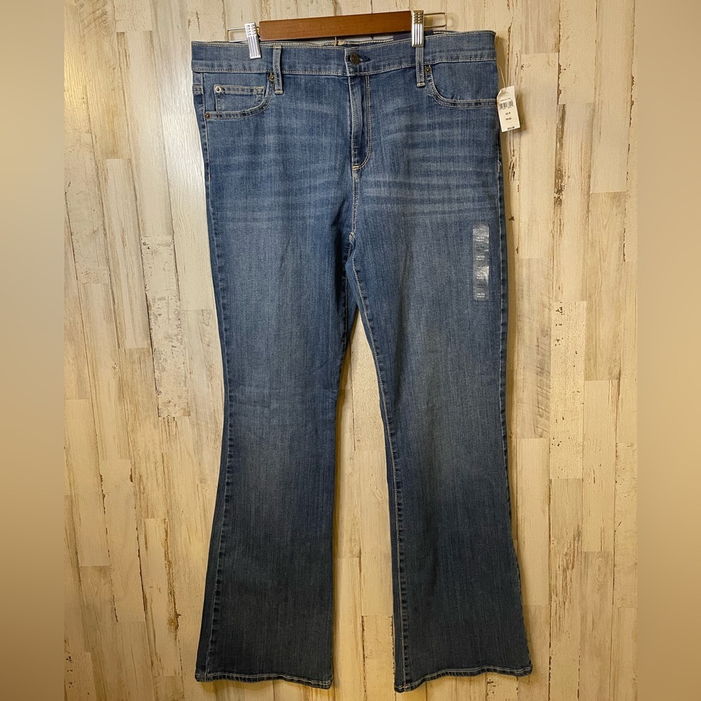 NWT Women’s GAP Perfect Boot Mid Rise Jeans Size 33R